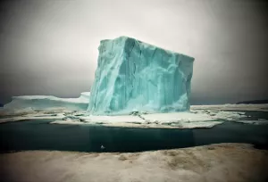 A kép forrása: Harvard Medicine -Iceberg IX — Greenland 2010 Sebastian Copeland Photograph